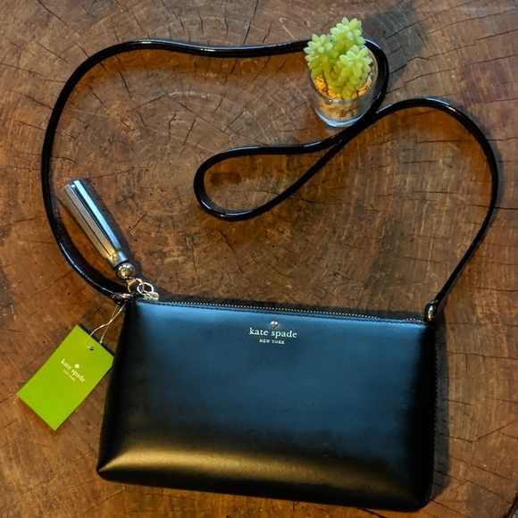 kate spade Handbags - Kate Spade || Black Crossbody with Tassle